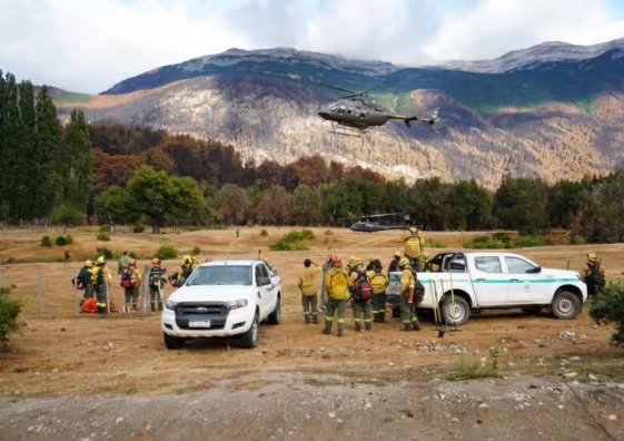 Equipos de rescate y aeronaves operan en la provincia de Chubut, Argentina, mientras combaten los devastadores incendios forestales que han afectado vastas áreas de bosque y montaña (Parque Nacional Los Alerces)