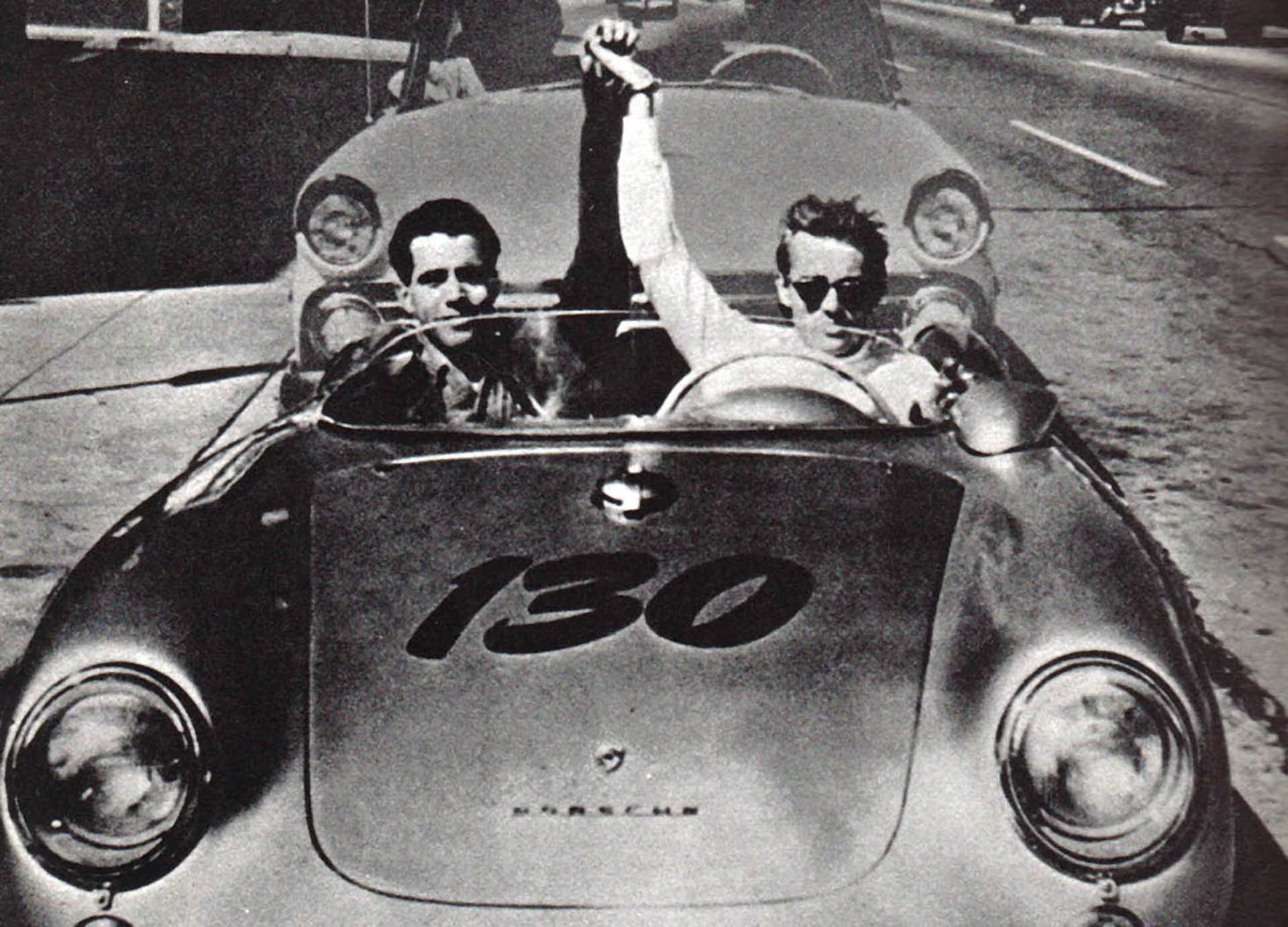 James Dean al volante de su Porsche 550 Spyder, apodado “Little Bastard”, poco antes del accidente que le costó la vida en septiembre de 1955