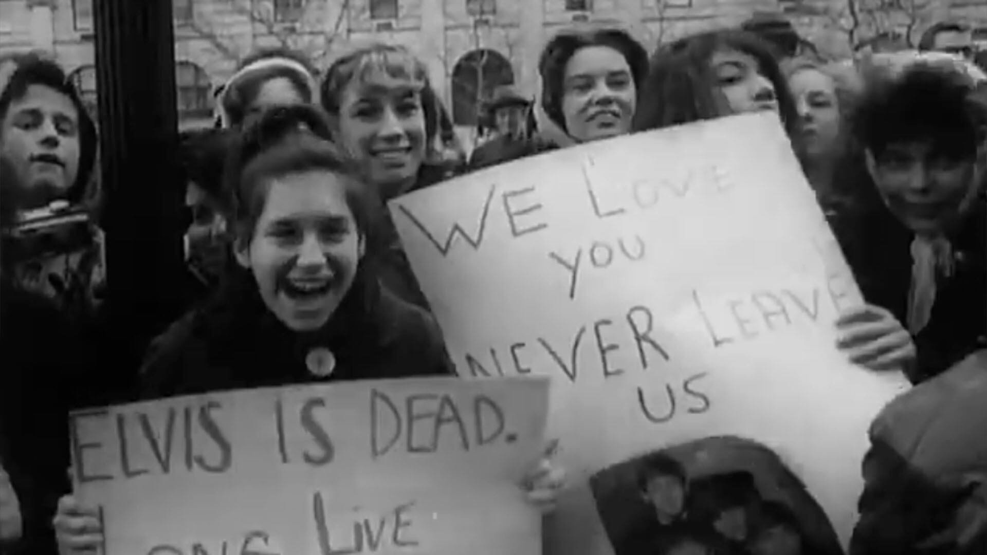 Un grupo de jóvenes fans de Los Beatles en la puerta del hotel donde se alojaron en Nueva York en febrero de 1964 (Captura de video)
