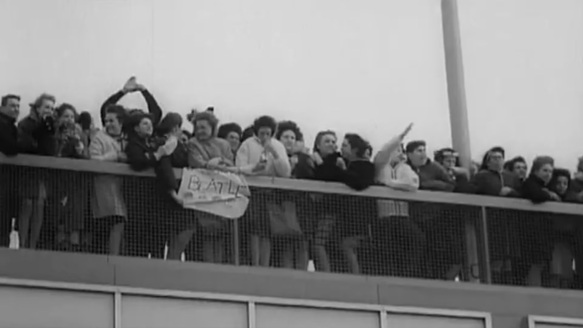 Predominaban las mujeres entres los cientos de fanáticos que esperaban a Los Beatles en el aeropuerto el 7 de febrero de 1964 (Captura de video)