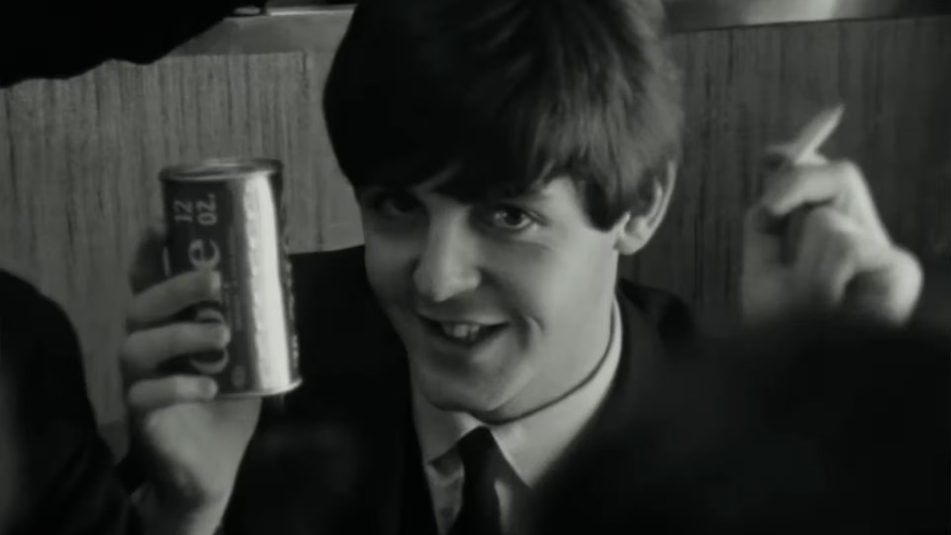 Paul McCartney sonríe a la cámara mientras sostiene una lata de Coca-Cola en los primeros días en Estados Unidos (Captura de video)