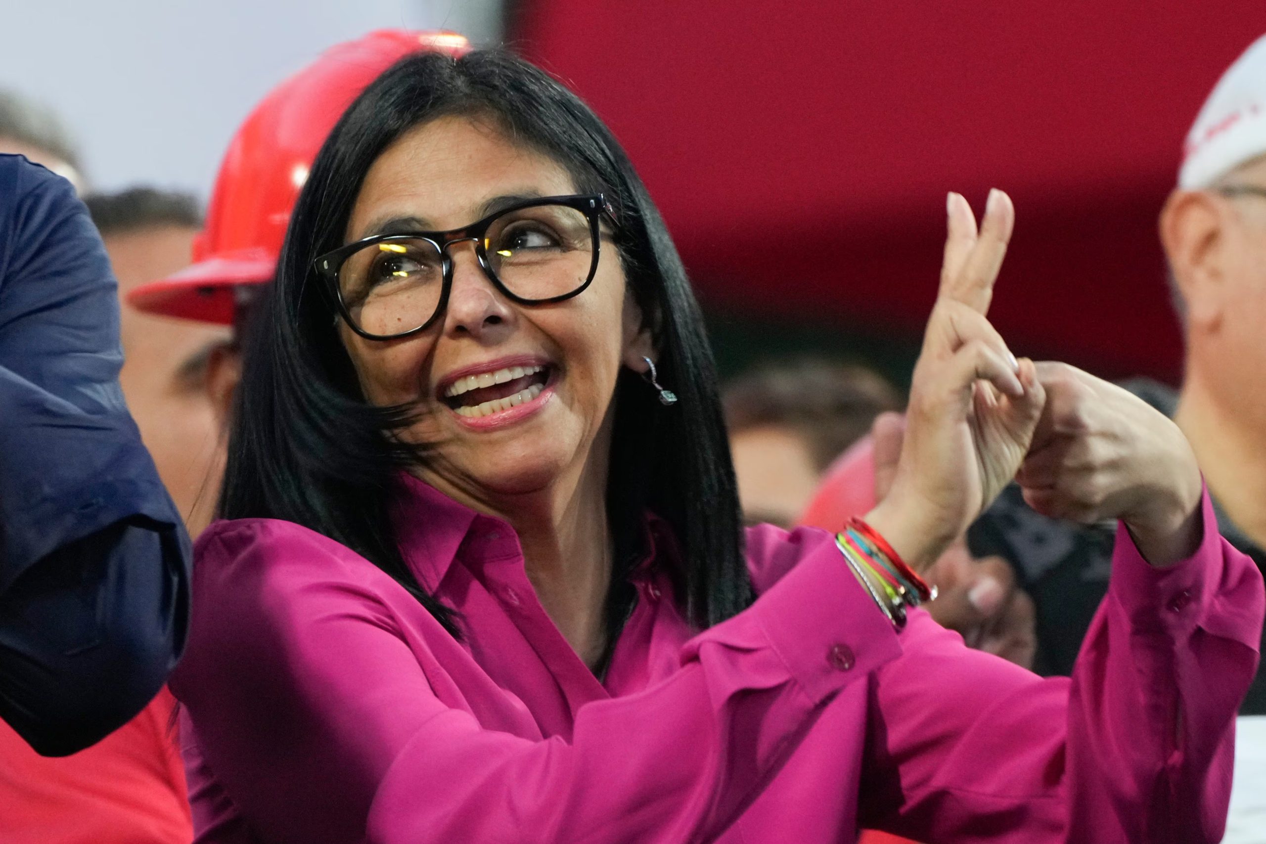 Delcy Rodríguez saluda a trabajadores petroleros y simpatizantes del gobierno en el Palacio de Miraflores, en una manifestación en apoyo a la reforma petrolera para flexibilizar el control estatal y abrir la industria a la inversión privada y extranjera, el jueves 29 de enero de 2026, en Caracas, Venezuela
(AP Foto/Ariana Cubillos)