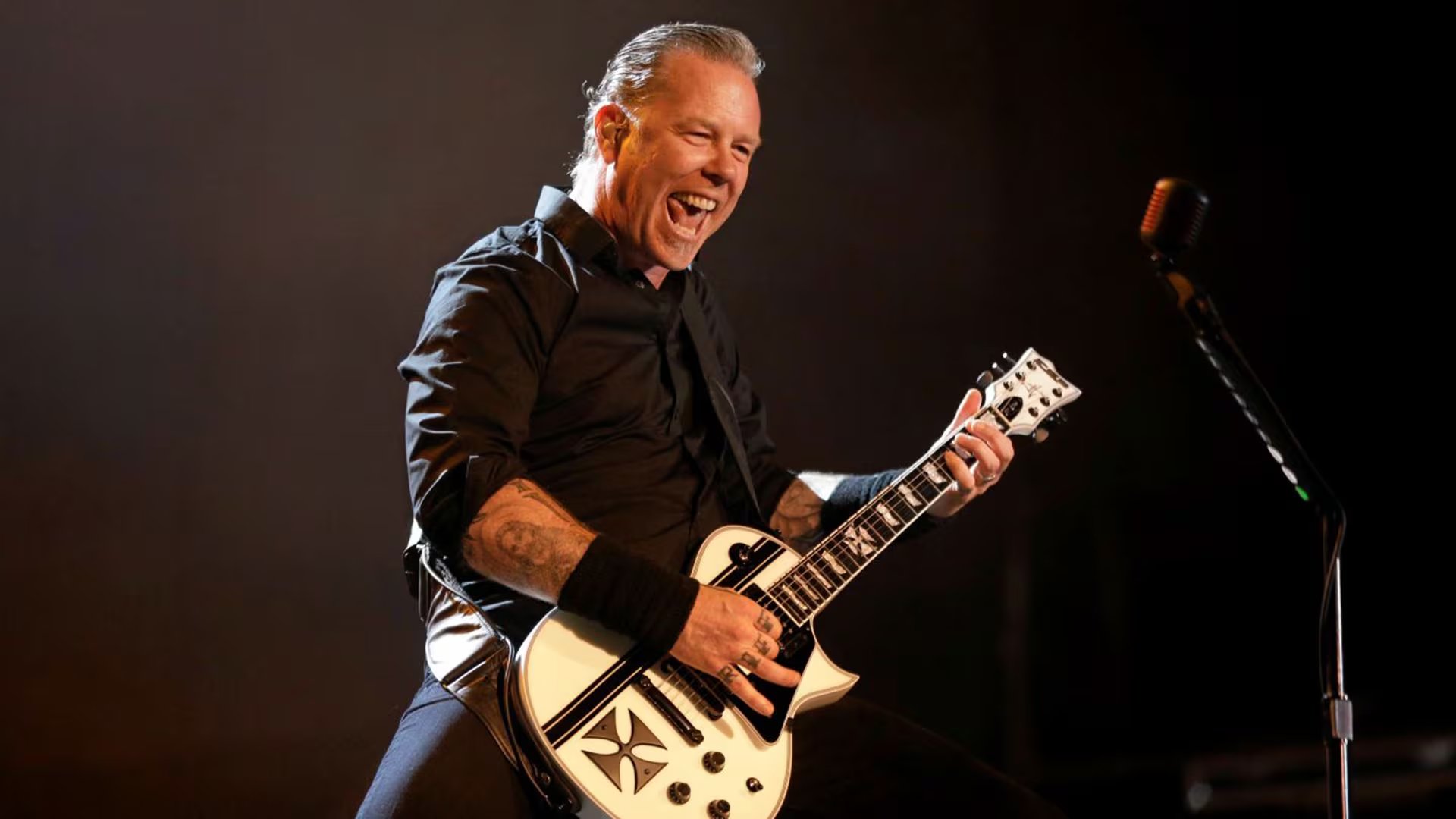 Especialistas afirman que la adaptación digital y la promoción viral han permitido que Metallica mantenga su relevancia en la escena musical actual (AP)