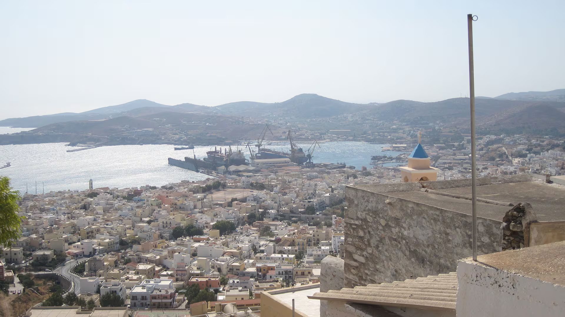 Los voluntarios reciben alojamiento sin costo, desayuno diario y acceso a servicios, dedicando cinco horas diarias cinco días a la semana (Wikipedia)