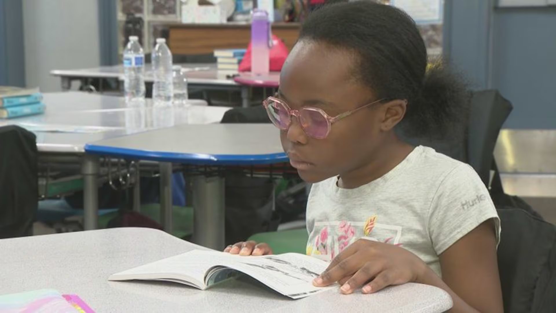 El entorno familiar limita el uso de dispositivos electrónicos y promueve actividades fuera de la pantalla para potenciar el desarrollo de Honey Cooper (Captura de video)