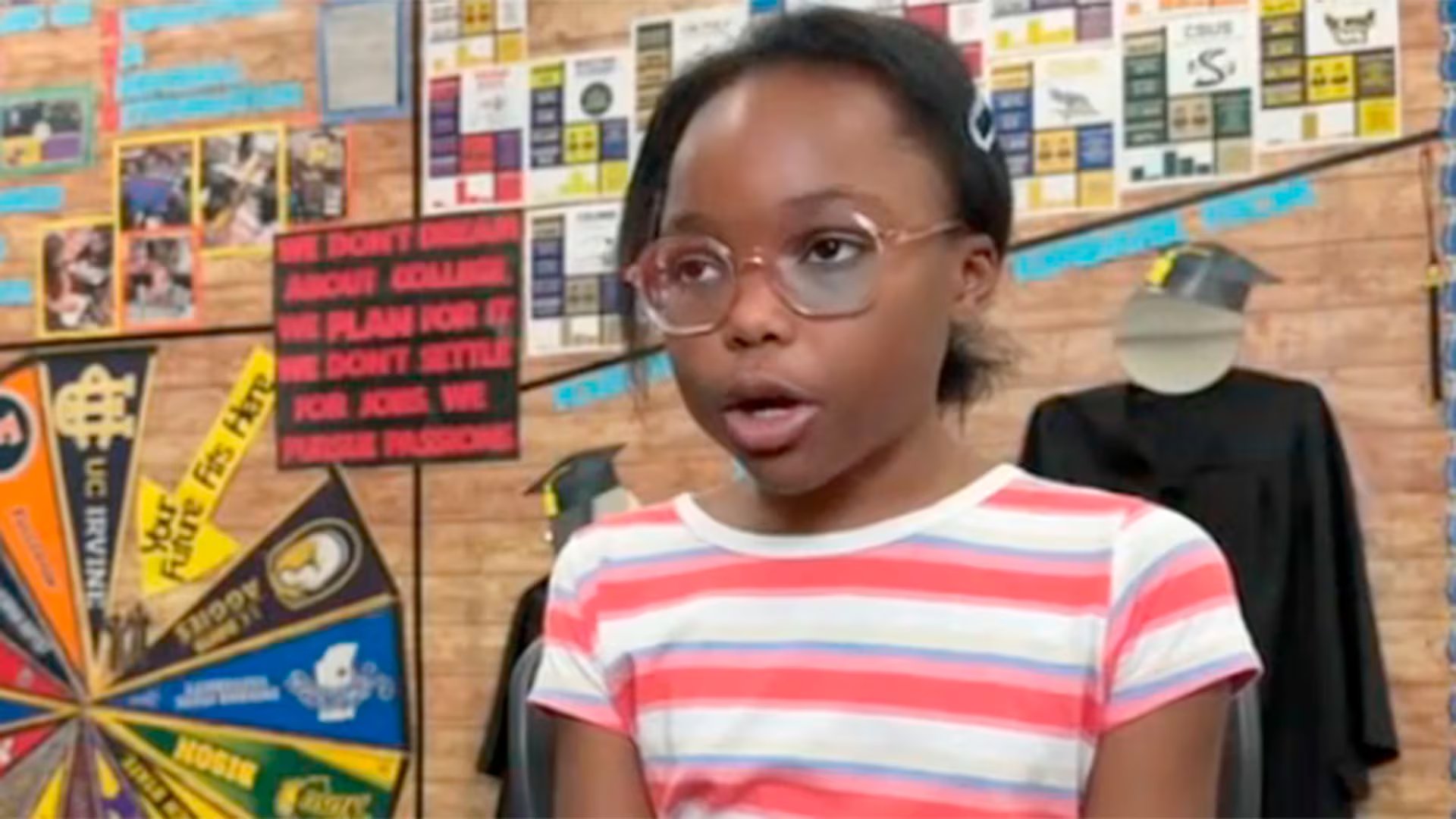 La niña prodigio cursa cuarto grado en la escuela Kimbark y asiste a clases universitarias en San Bernardino Valley College junto a 12 alumnos mayores (Captura de video)