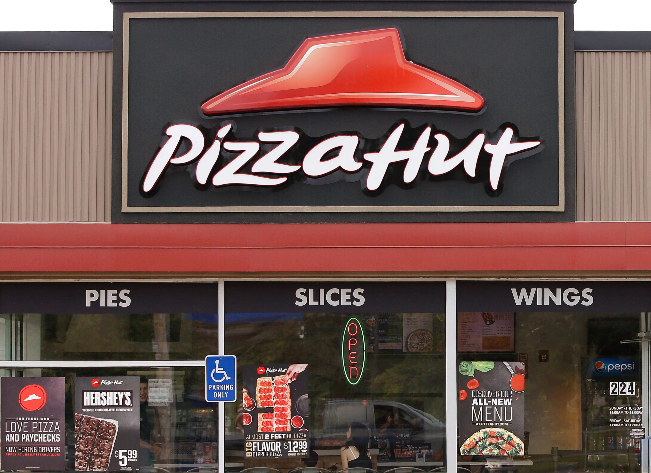 La matriz de Pizza Hut evalúa la venta de la cadena tras iniciar una revisión estratégica en noviembre de 2025. (AP Foto/Stephan Savoia, archivo)