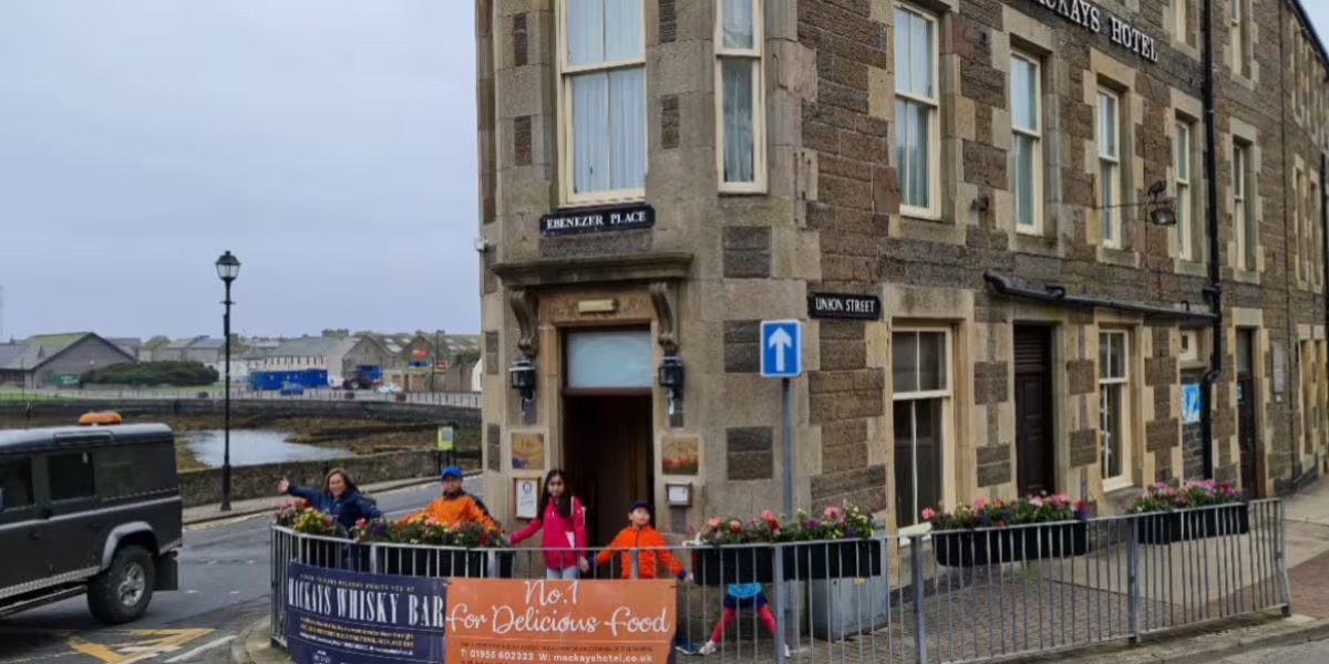 La aparición de Ebenezer Place como calle oficial se remonta al registro Valuation Roll de 1887, consolidando su presencia en la cartografía urbana de Wick (Captura/YouTube)