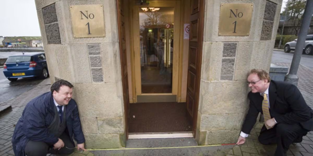 Las autoridades municipales y el Highland Council certifican que Ebenezer Place figura oficialmente en los mapas y recibe mantenimiento público (Guiness World Records)