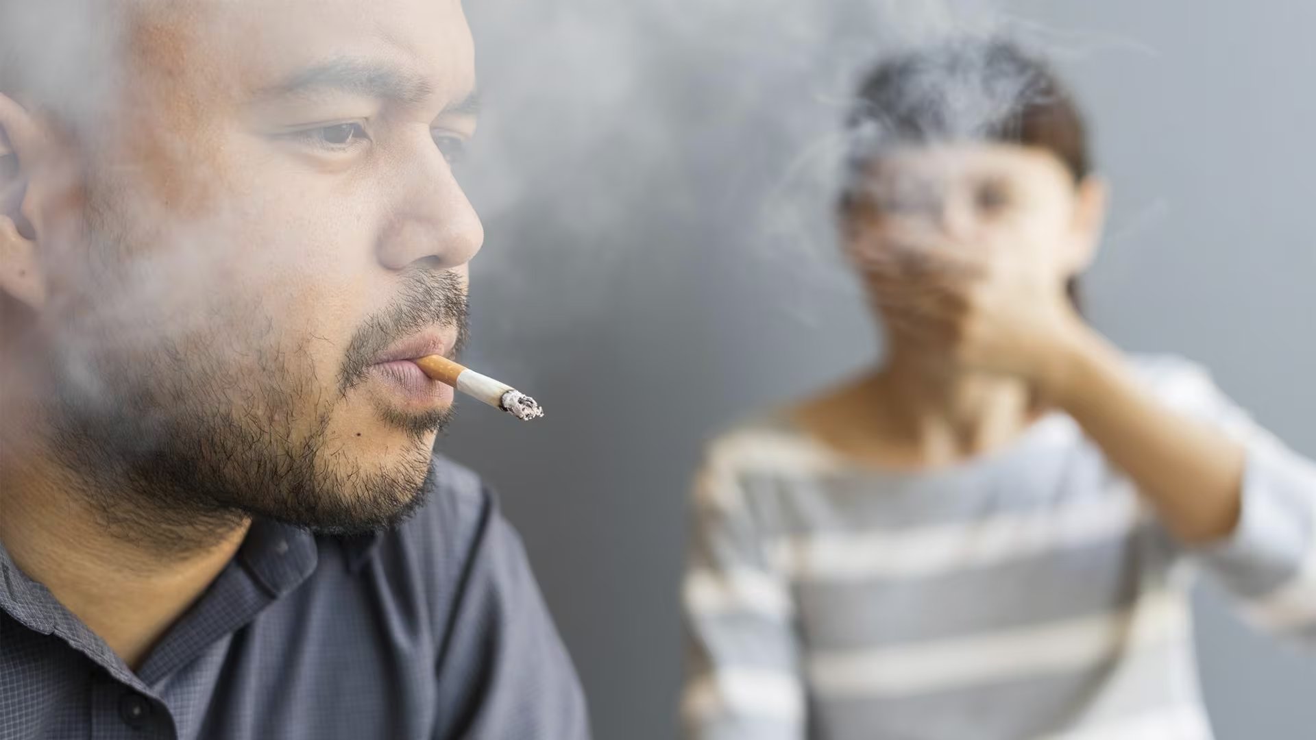 Los portadores de la variante mutada del gen CHRNB2 consumen entre un 21 y un 78 por ciento menos cigarrillos que quienes tienen la versión típica (Freepik)