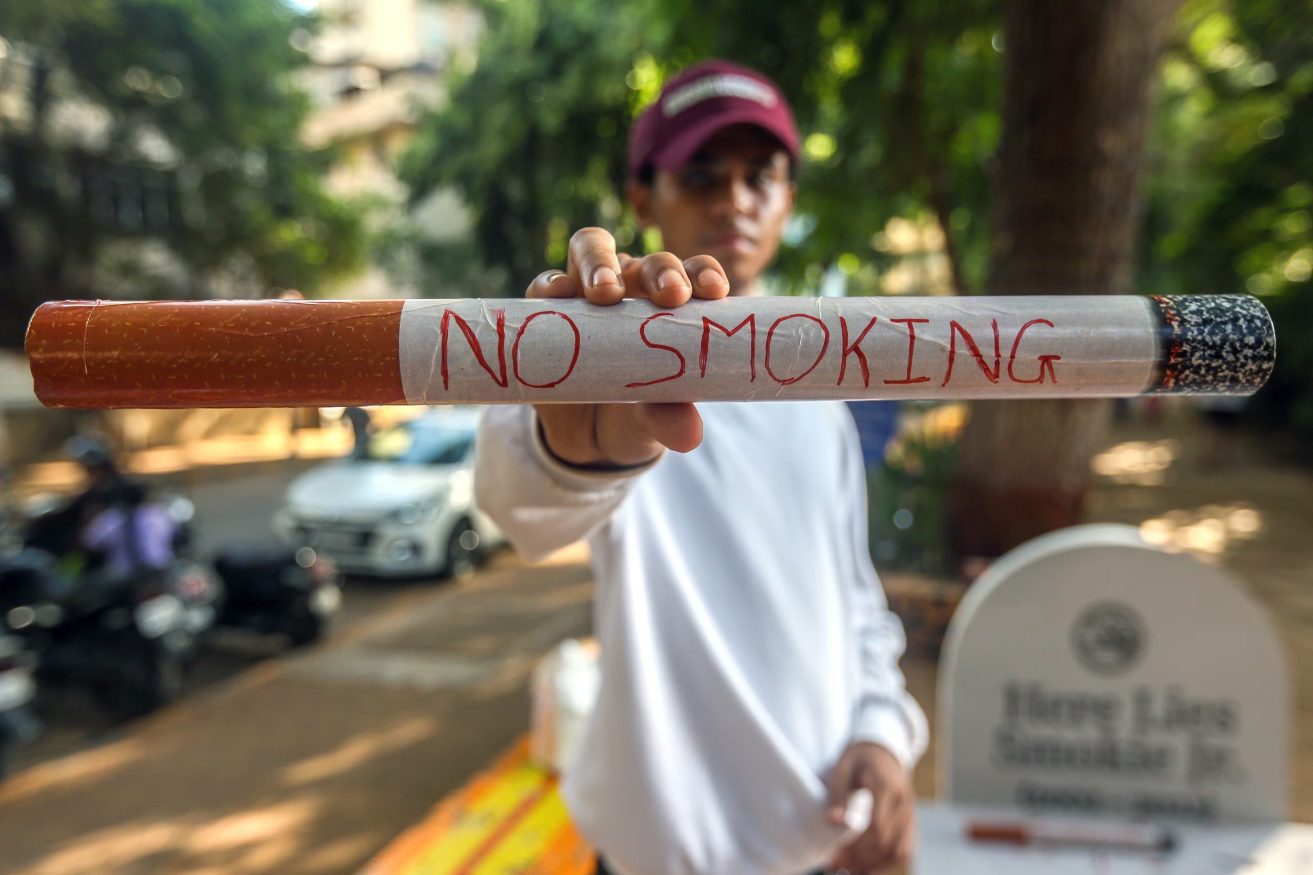 El estudio destaca la importancia de investigar variantes genéticas en poblaciones indígenas, no solo en europeas, para entender el tabaquismo (EFE/EPA/DIVYAKANT SOLANKI)
