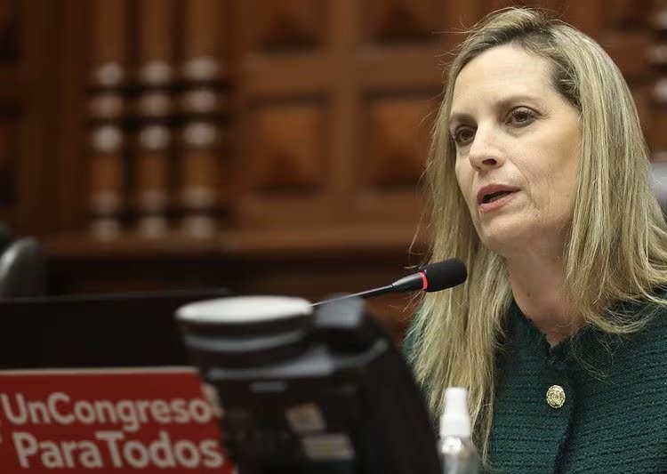 María del Carmen Alva llegó a ocupar la titularidad de la Mesa Directiva del Congreso de la República, representando a la bancada de Acción Popular. (Caretas)