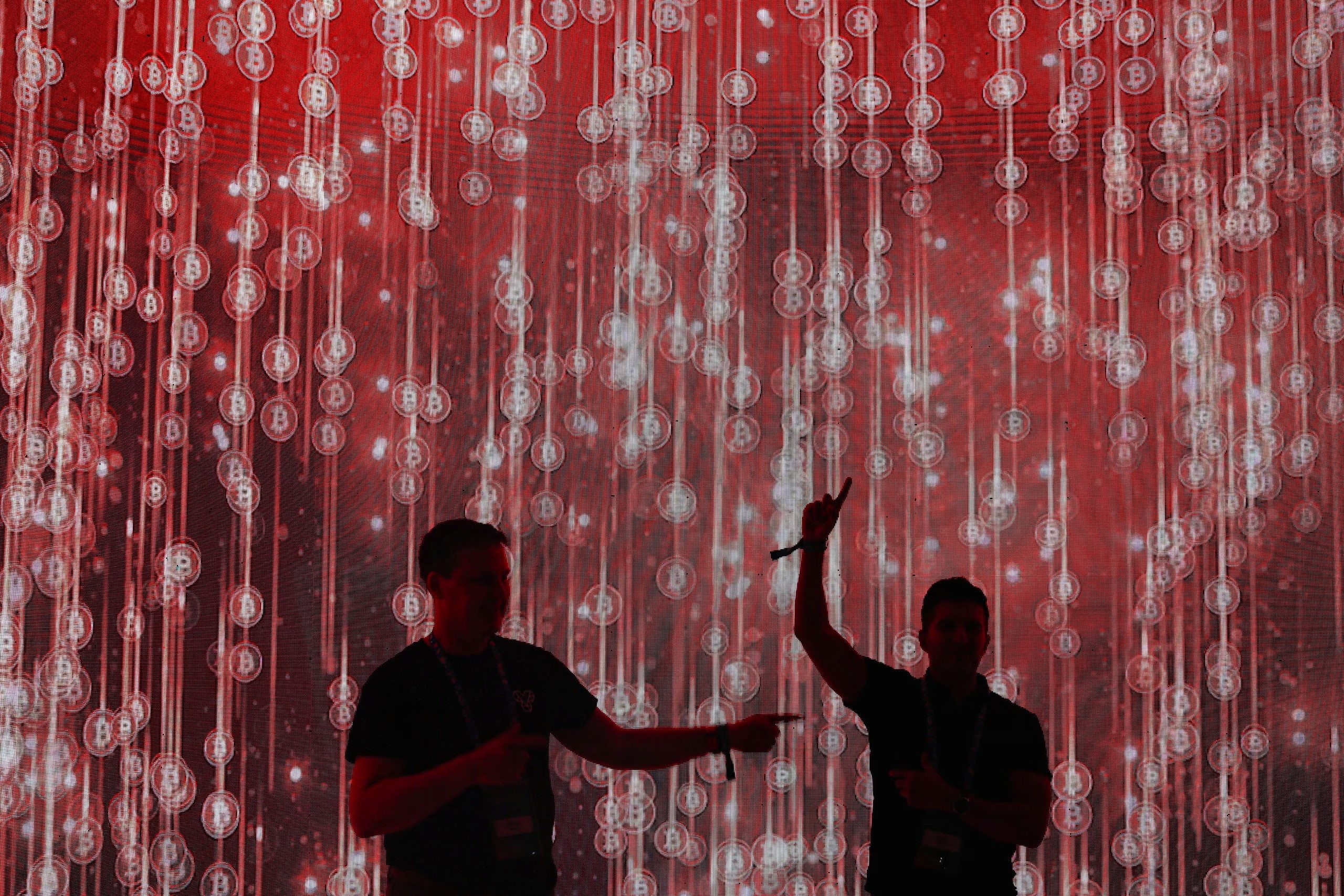 Los entusiastas de Bitcoin posan para fotos durante el inicio del Foro Plan B El Salvador, en San Salvador, El Salvador, el 30 de enero de 2025. (REUTERS/Jose Cabezas)