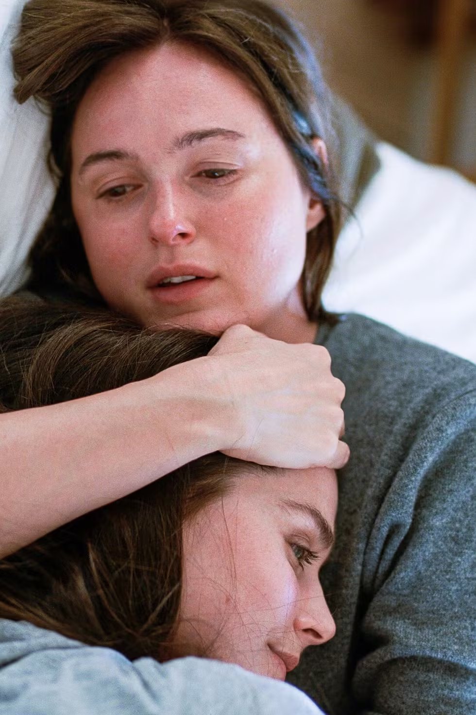 La relación entre Nora y su hermana Agnes revela las tensiones familiares y el impacto de roles invertidos en el cuidado materno. (MUBI)