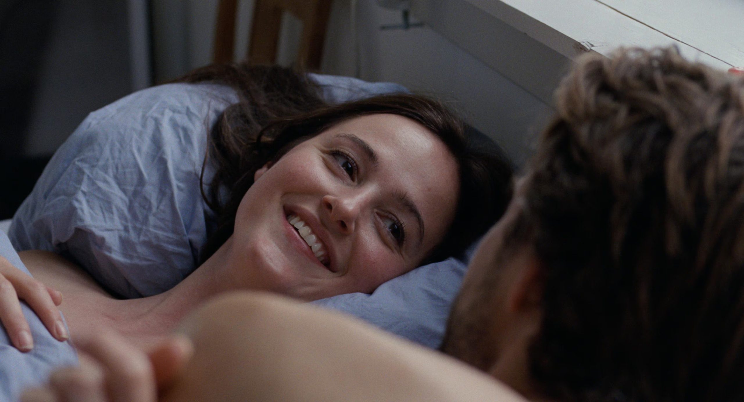 La película 'Valor Sentimental' de Joachim Trier explora los lazos familiares, los traumas heredados y el arte como vía de reconciliación. (Mubi)