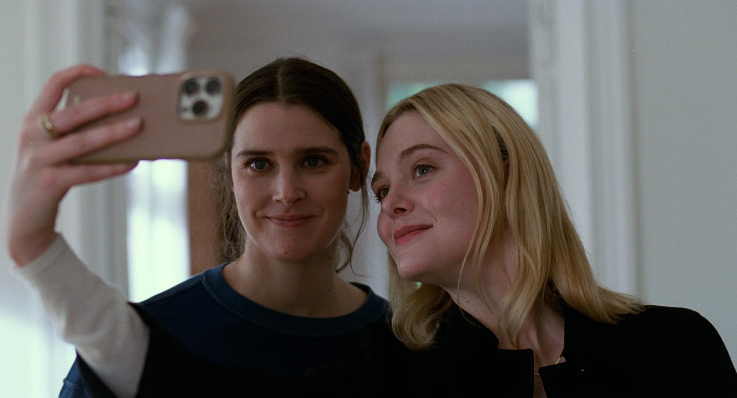 El personaje de Rachel Kemp, interpretado por Elle Fanning, introduce un conflicto contemporáneo y redefine las dinámicas entre los protagonistas. (Mubi)