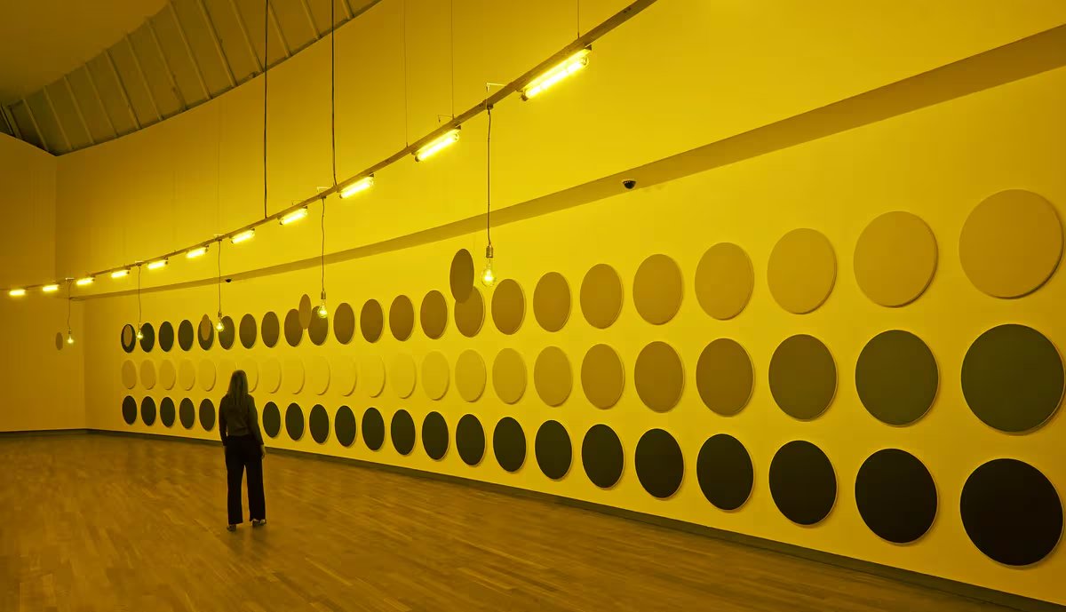 El artista Olafur Eliasson dialoga con Van Gogh en la exposición mediante instalaciones que resaltan la dimensión sensorial, visual y sonora del amarillo