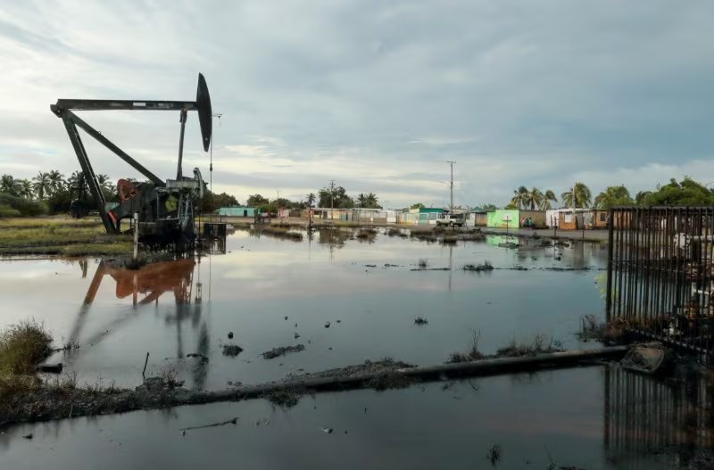 Un gato de bomba de petróleo se ve en un campo petrolero cerca del lago de Maracaibo, en Cabimas, Venezuela (REUTERS/Issac Urrutia/Archivo)
