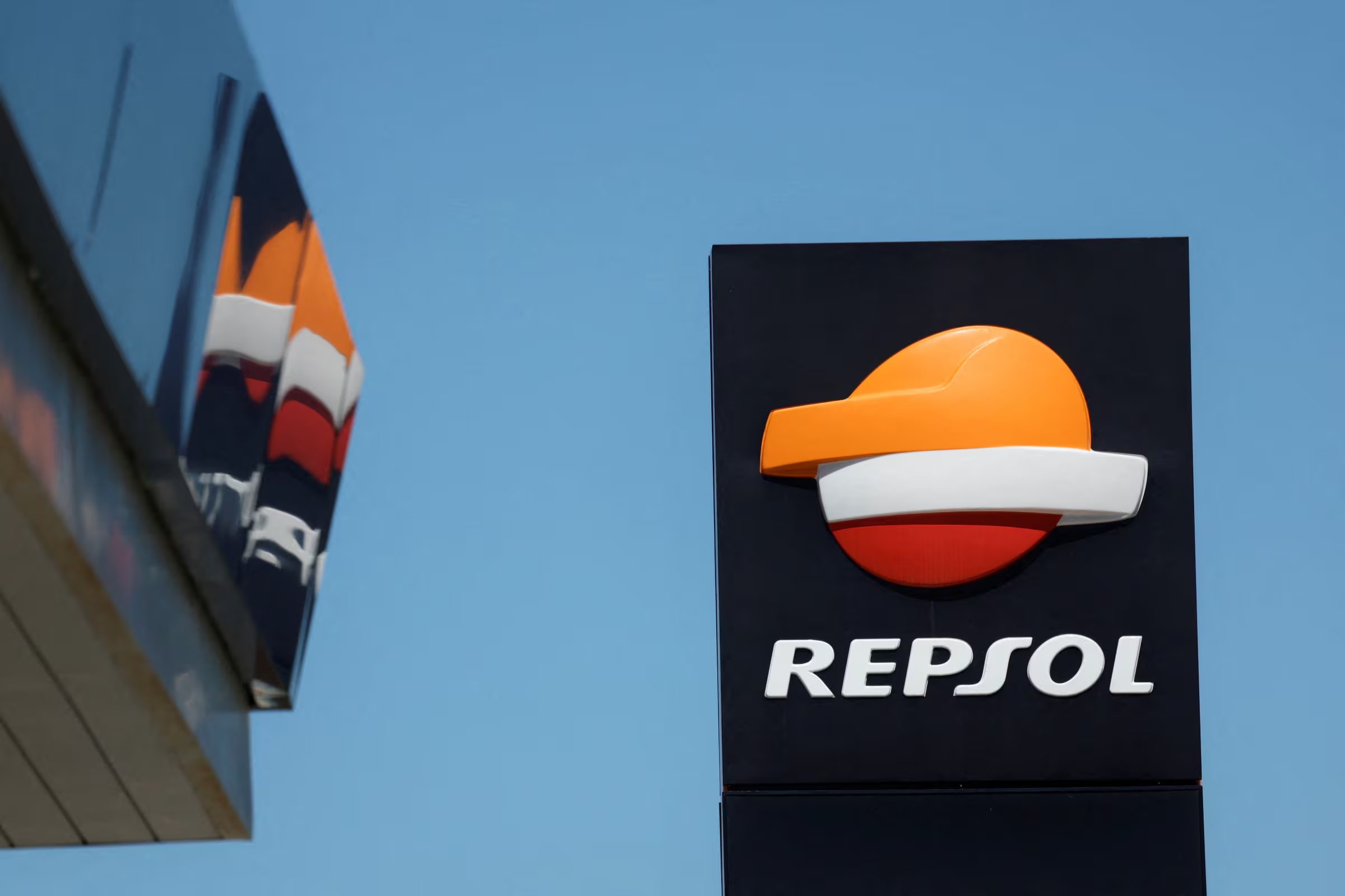 Repsol posee participaciones en varios bloques, pero perdió su autorización para producir crudo el año pasado cuando la administración Trump intensificó las sanciones para presionar a Maduro (REUTERS/Jon Nazca)