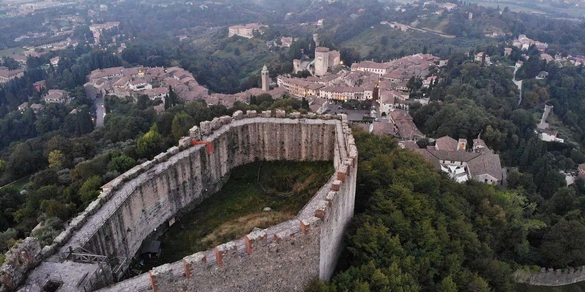 El origen histórico de Asolo se remonta a tiempos prehistóricos, con vestigios humanos datados en unos 35.000 años y un legado romano desde el siglo I a.C (Wikipedia)