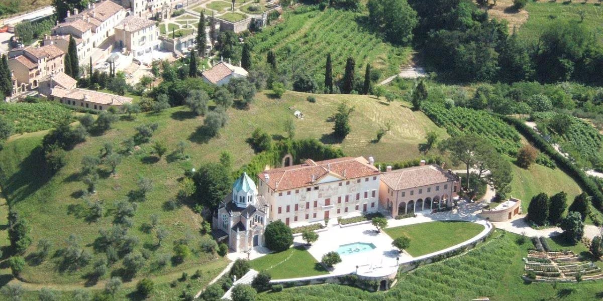 Asolo ha sido incluido en la lista de los pueblos más bonitos de Italia por la conservación de su centro histórico y la hospitalidad de sus habitantes (Wikipedia)