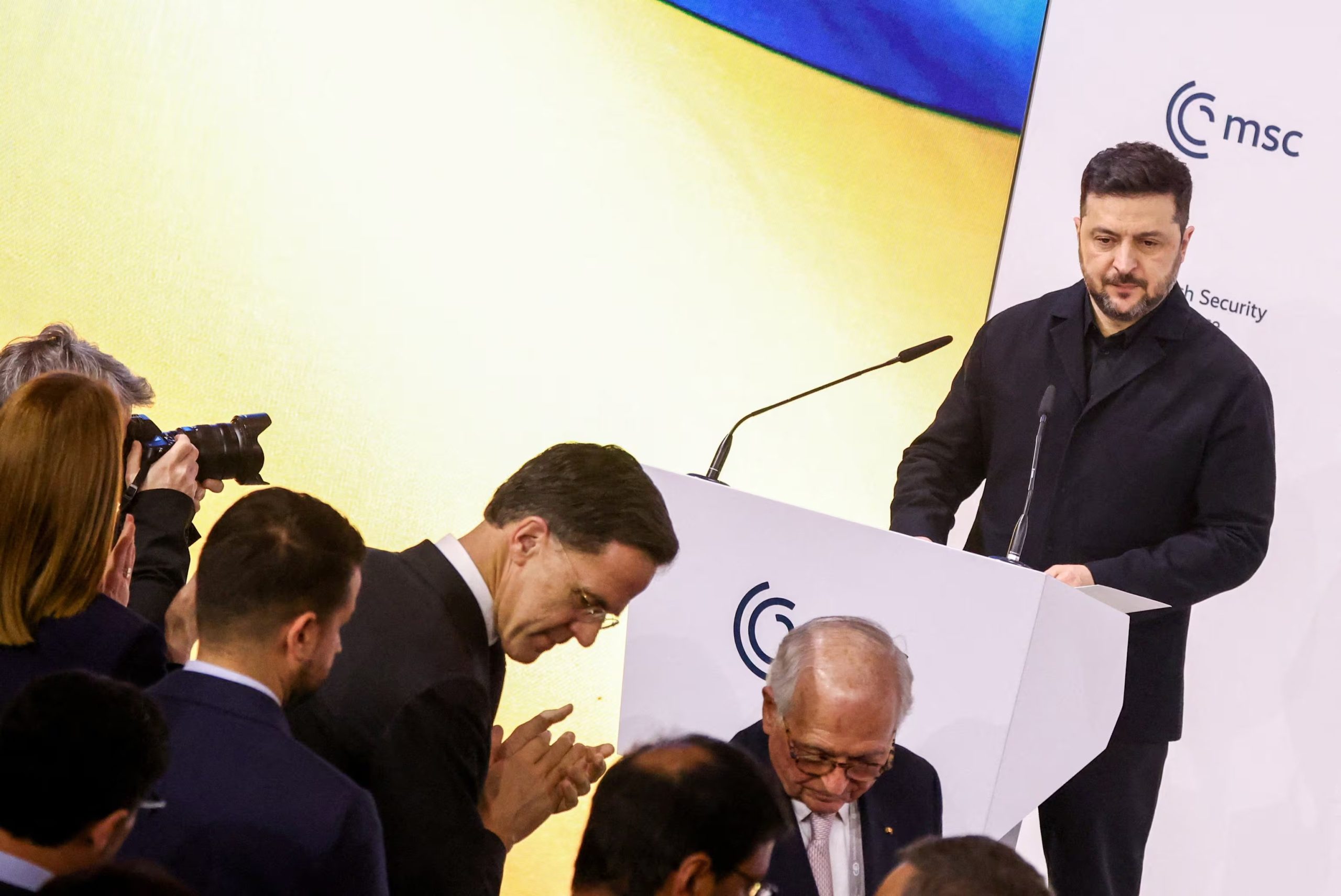 Volodimir Zelensky dijo este sábado en la Conferencia de Seguridad de Múnich que su homólogo ruso, Vladimir Putin, es “un esclavo de la guerra” (REUTERS/Liesa Johannssen)