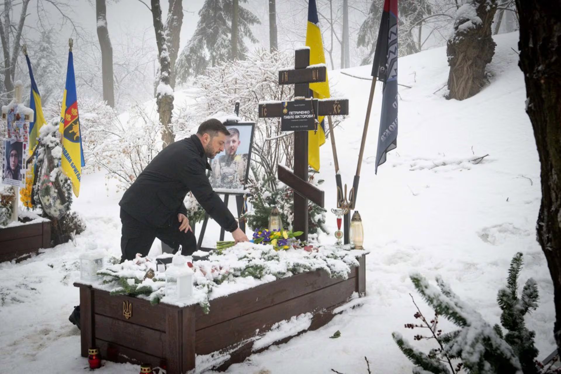 El presidente ucraniano Volodimir Zelensky participa en la conmemoración de los héroes de Kruty colocando flores en su monumento en la tumba de Askold, en el aniversario de la Batalla de Kruty, Kiev, Ucrania, 29 de enero de 2026 (Europa Press)