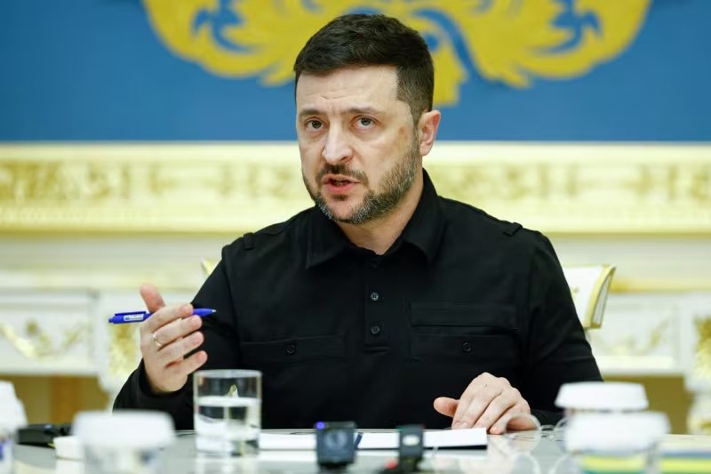 El presidente de Ucrania, Volodimir Zelensky, habla mientras responde una pregunta durante una reunión con los medios, en medio del ataque de Rusia a Ucrania, en Kiev, Ucrania, el 7 de noviembre de 2025 (REUTERS/Valentyn Ogirenko)