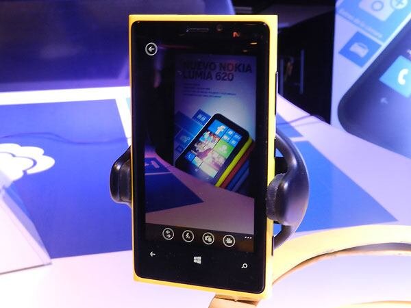 En septiembre de 2012, Nokia lanzó oficialmente el modelo Lumia 920, un terminal que lo tenía todo, excepto lo fundamental, Android. Foto: Infobae 162