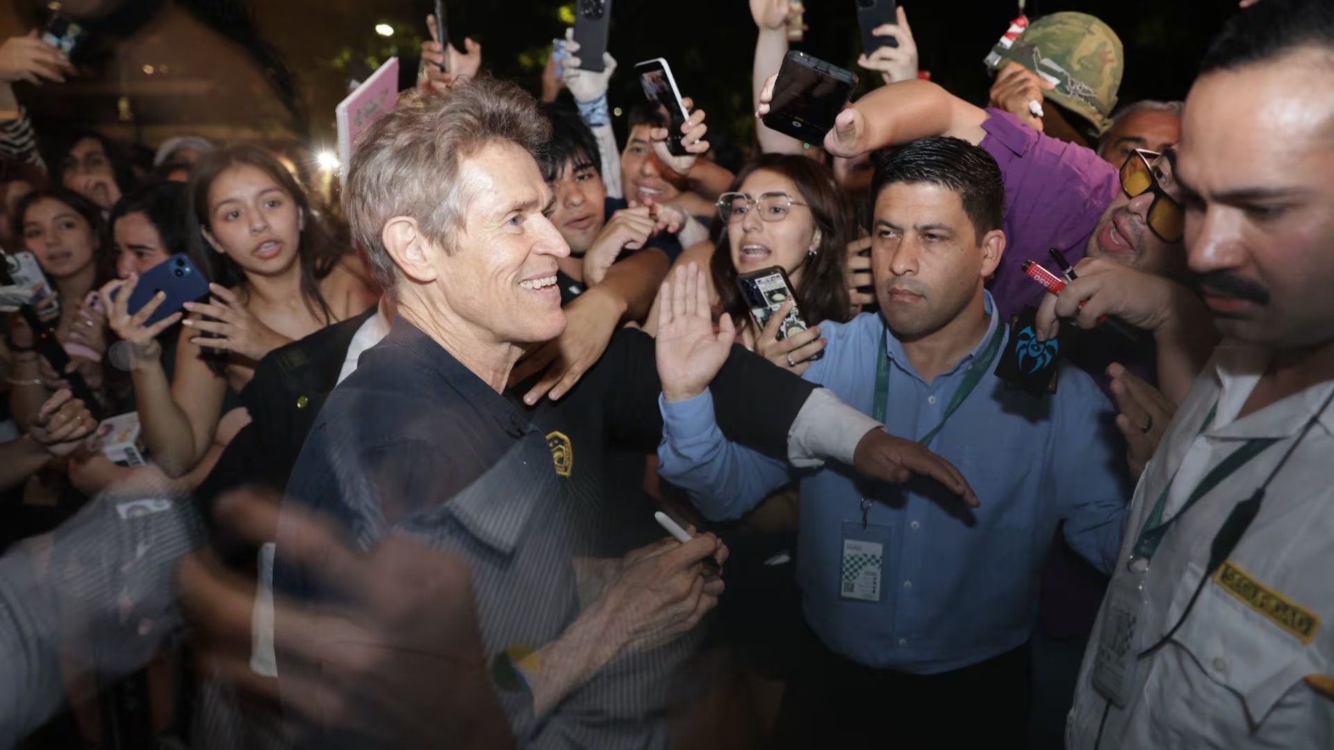 Defoe se tomó fotografías con los admiradores que se congregaron en el lugar para verlo en persona 