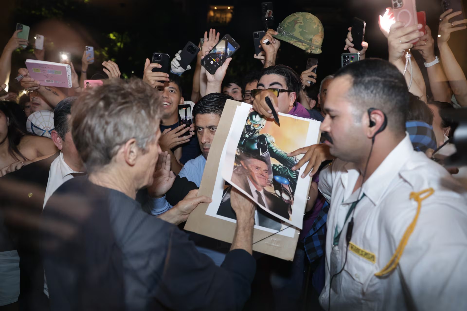 Dafoe firma autógrafos con fanáticos que agotaron las entradas para la función especial en Buenos Aires