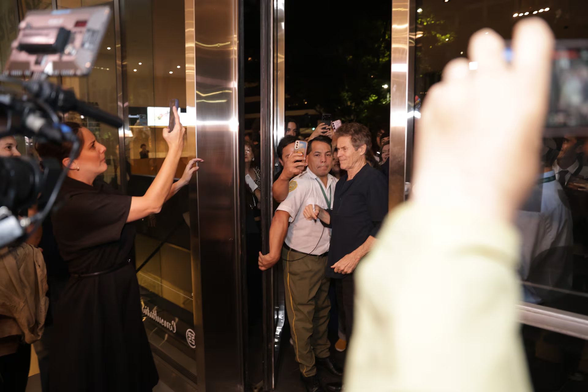 El ingreso del actor al interior del MALBA luego del encuentro cercano con los fanáticos