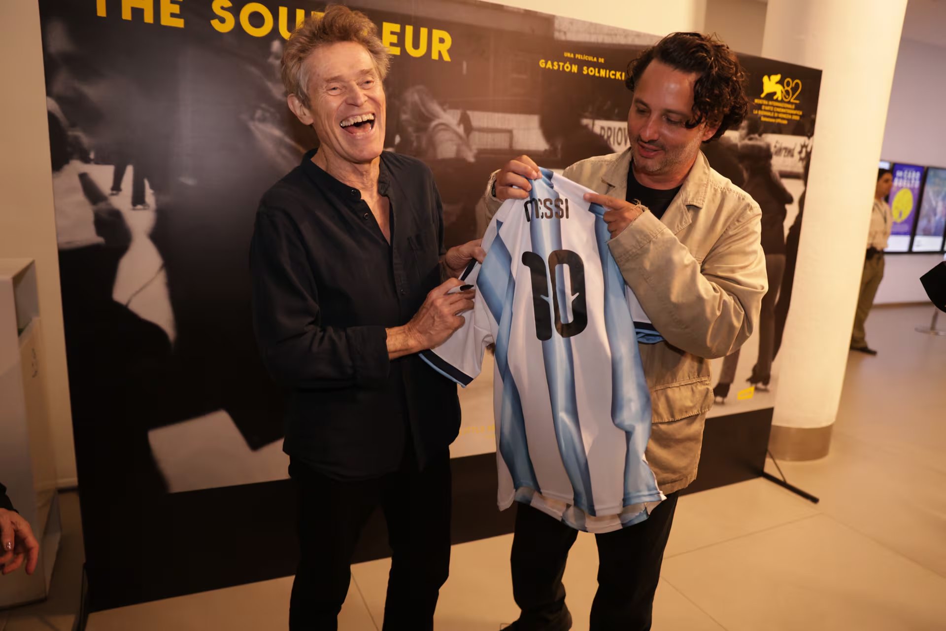 Con una gran sonrisa, Dafoe recibió con alegría una camiseta de la Selección Argentina