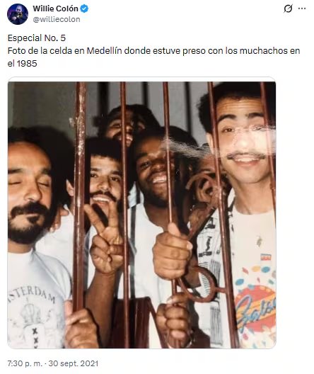Willie Colón, su representante Juan Toro, el bongocero Ray Colón, el cantante de la orquesta Bobby Román y su atrilero Trigger, posaron para la foto encarcelados en Medellín, en 1985 - crédito @williecolon/X