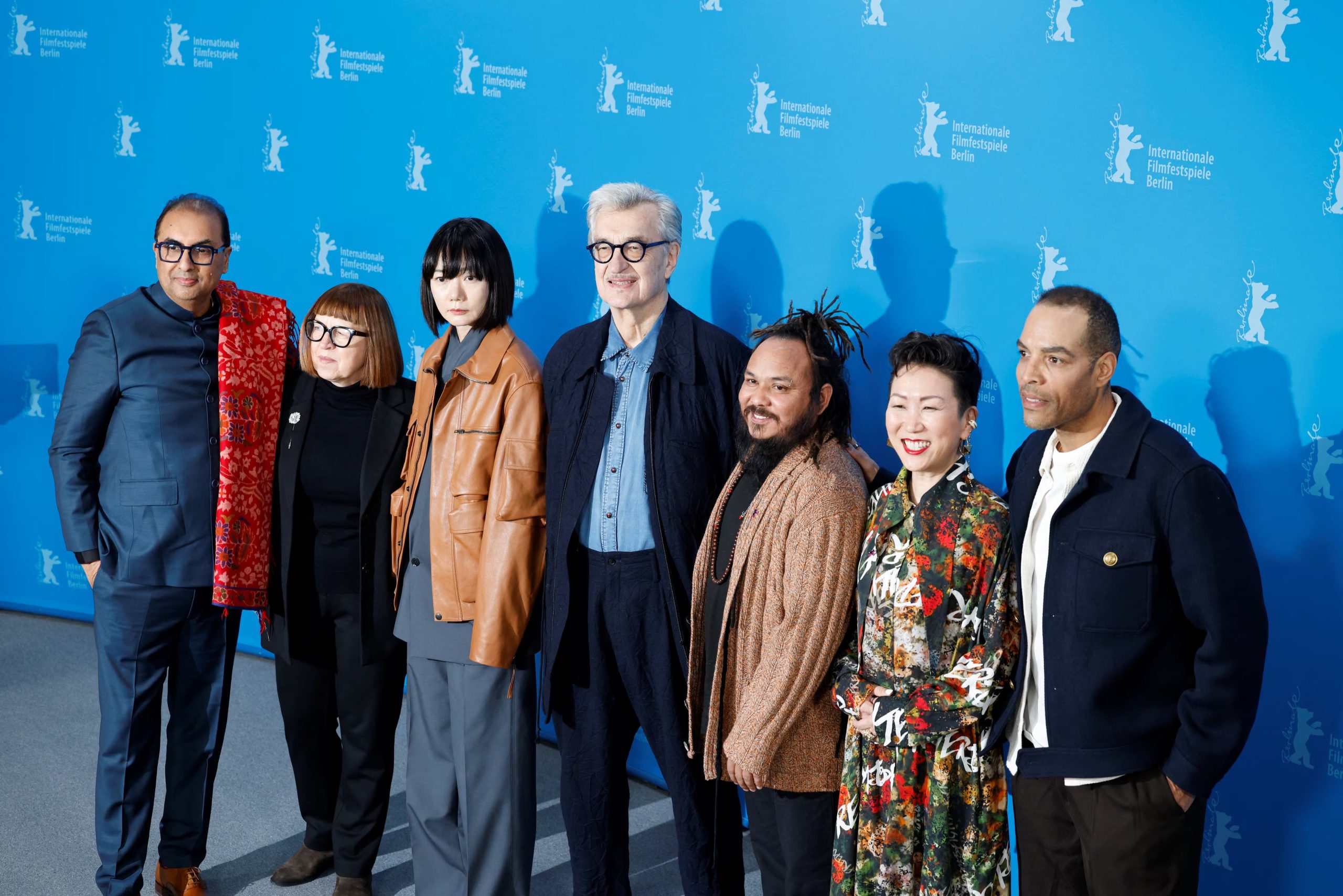 El jurado del Festival de Berlín: Wim Wenders Min Bahadur Bham, Bae Doona, Shivendra Singh Dungarpur, Reinaldo Marcus Green, Hikari, y Ewa Puszczynska. (REUTERS/Axel Schmidt)