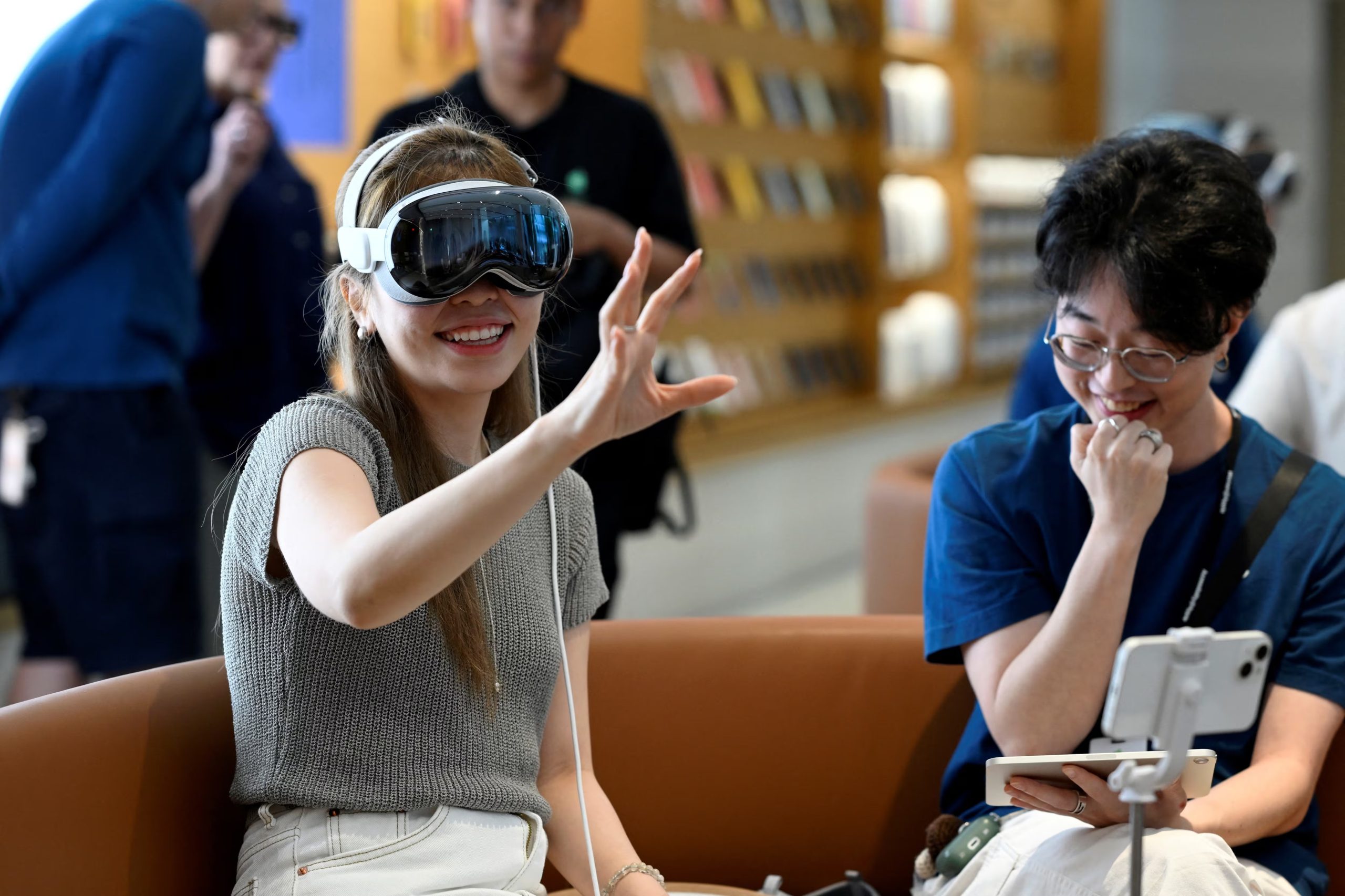 Permite ver contenido de Apple TV+, Disney+ y otros servicios en una pantalla virtual de hasta 30 metros, con HDR y más de 150 películas en 3D. REUTERS/Caroline Chia