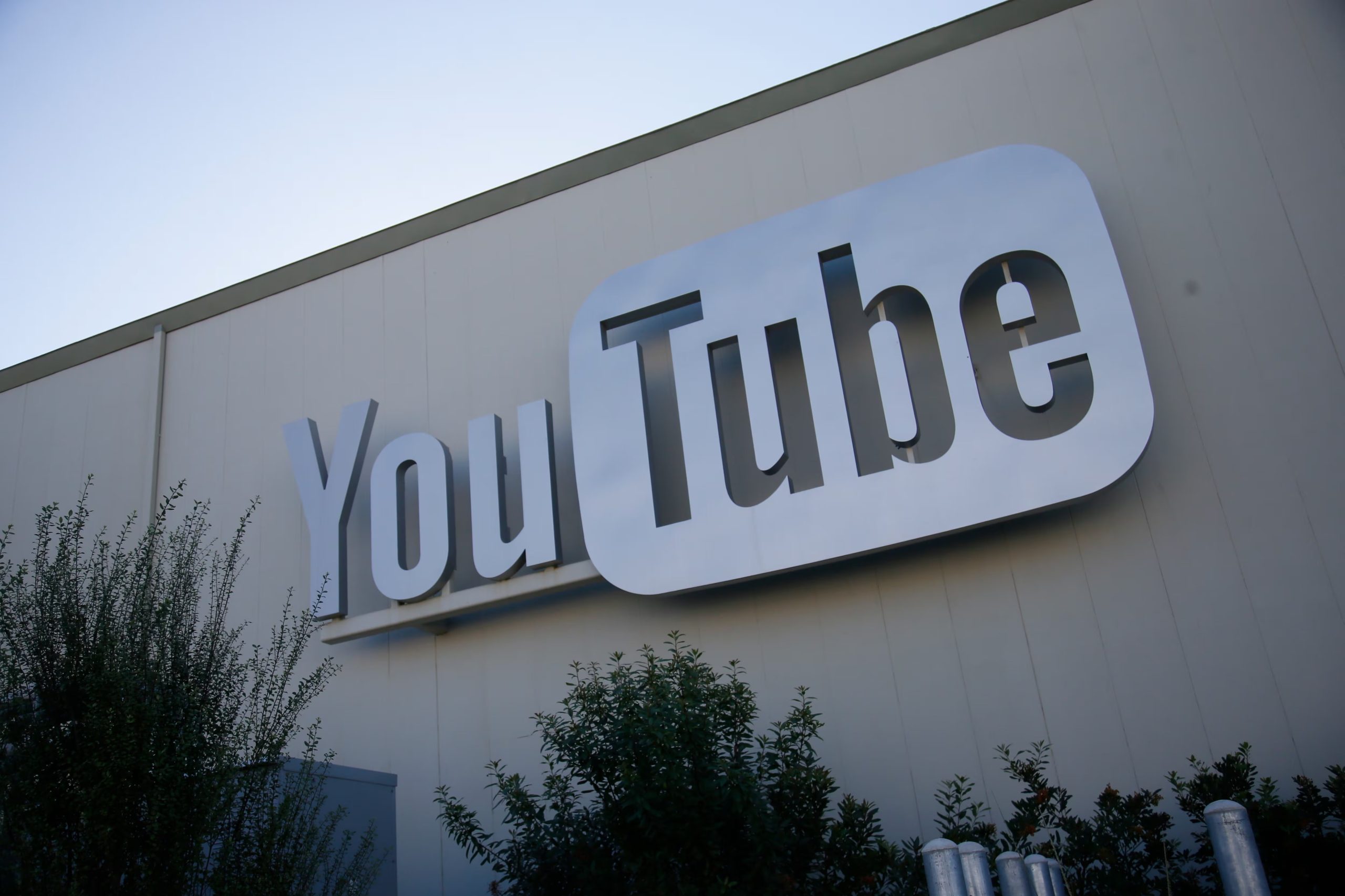 YouTube suma 2.700 millones de usuarios activos mensuales, combinando contenido generado por usuarios y alianzas estratégicas. (AP)