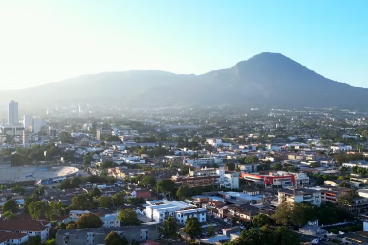 Díaz recordó cómo era El Salvador la primera vez que visitó este país - crédito @PlanetaJuan/YouTube