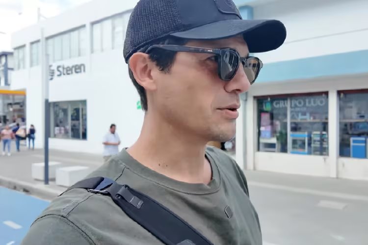 El colombiano recorrió las calles del centro histórico que antes eran peligrosas - crédito @PlanetaJuan/YouTube