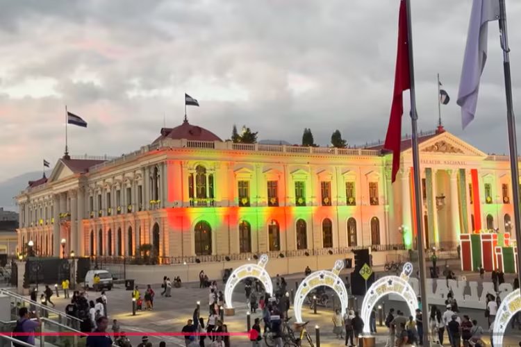 El youtuber destacó la presencia de militares que hay en las calles de San Salvador - crédito @PlanetaJuan/YouTube
