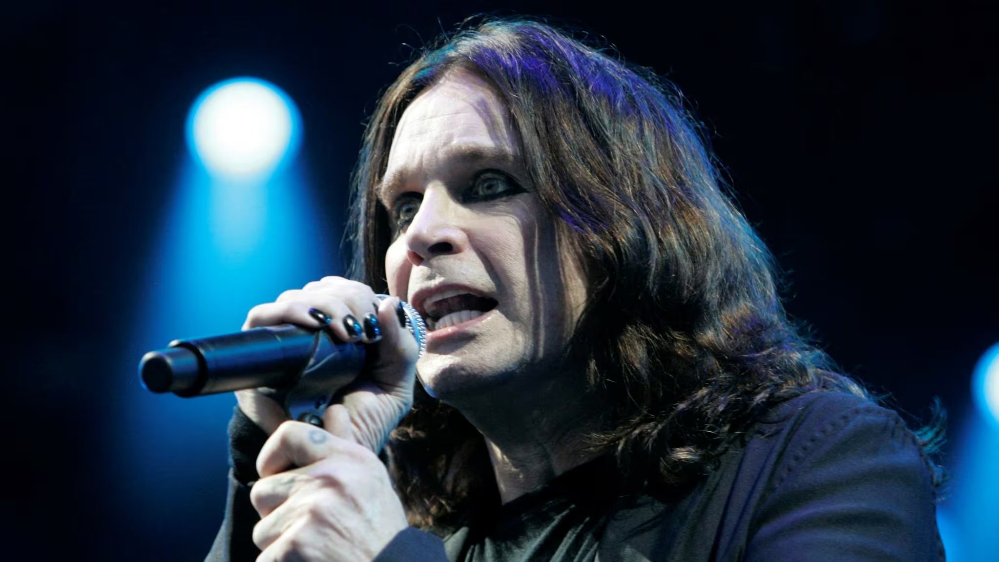 La influencia de Ozzy Osbourne marcó la carrera de Yungblud, quien le rindió homenaje en su último concierto (REUTERS/Fredrik Sandberg/Scanpix Sweden)