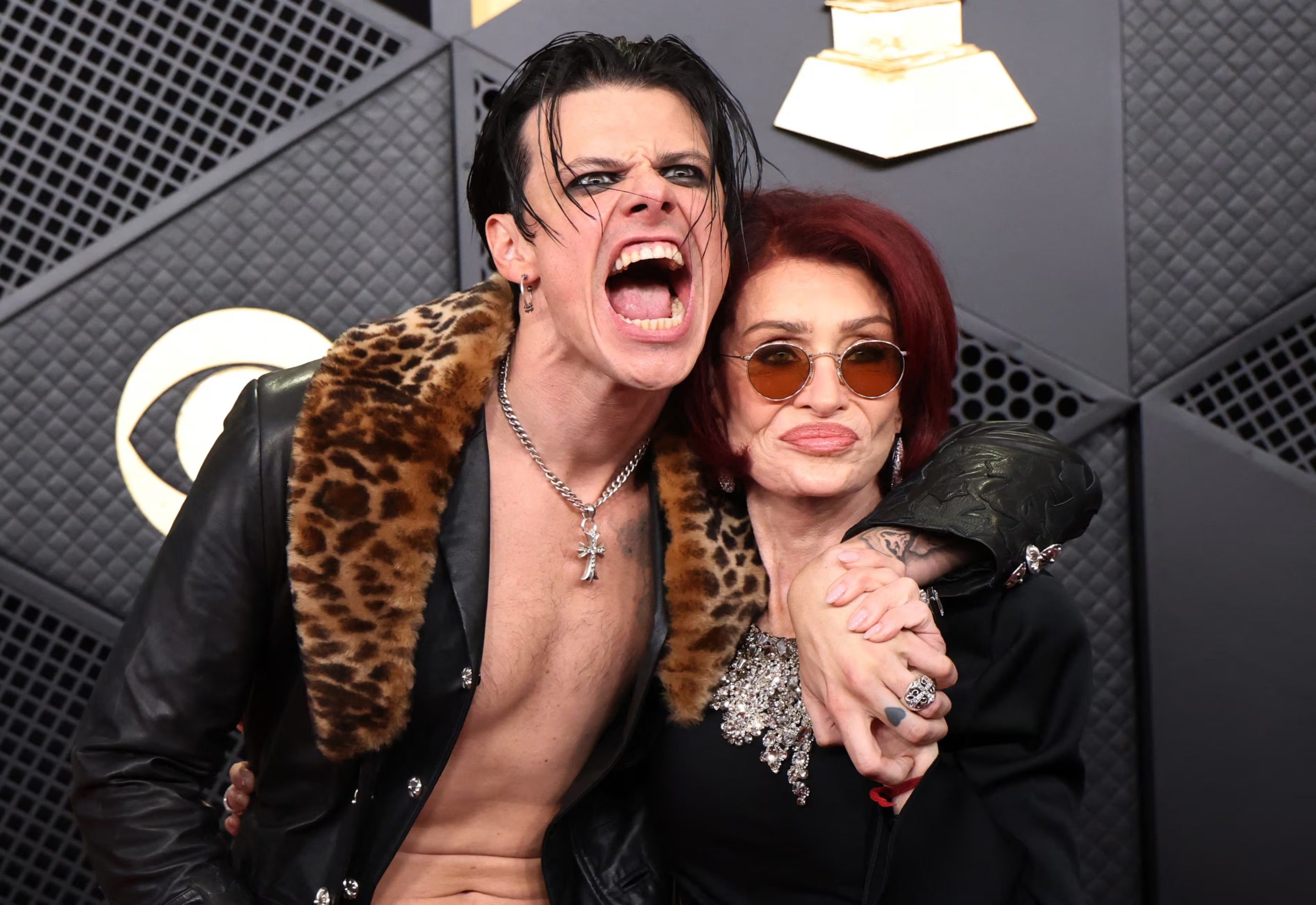 La imagen de Sharon Osbourne posando junto a Yungblud se convirtió en una de las postales virales de la alfombra roja (REUTERS/Mario Anzuoni)