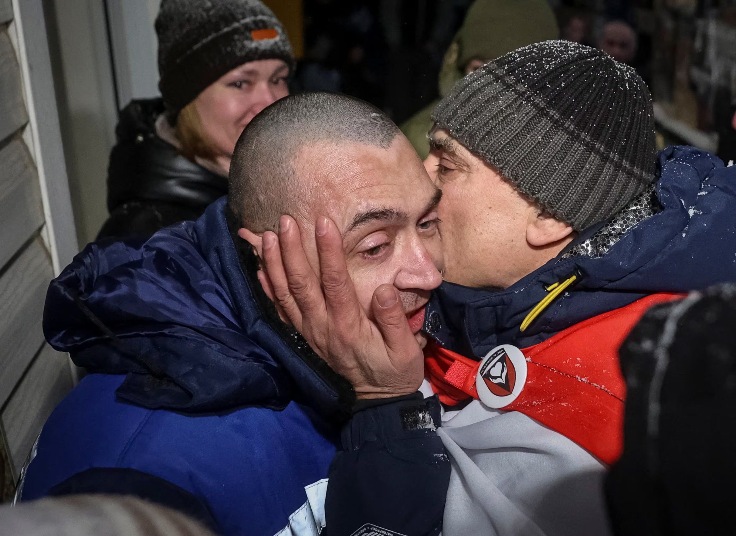 Iván Román se reencontró con su padre y lo besó tras ser liberado en Ucrania (Reuters)
