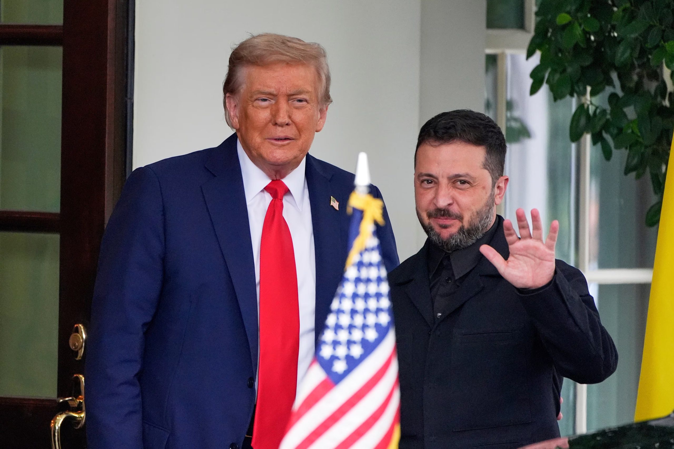 El presidente ucraniano Volodimir Zelensky, posa con su homólogo estadounidense Donald Trump (AP/Alex Brandon/archivo)