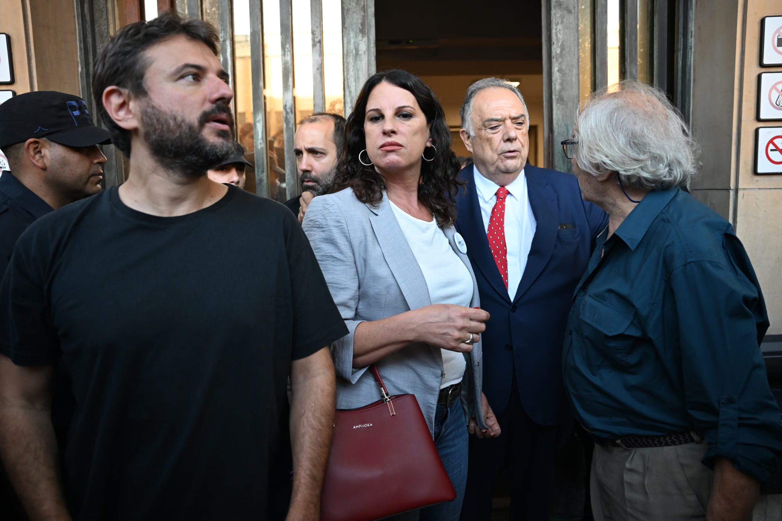 El diputado Juan Grabois y el diputado Eduardo Valdés (con corbata roja) dijeron presente durante la audiencia en Comodoro Py