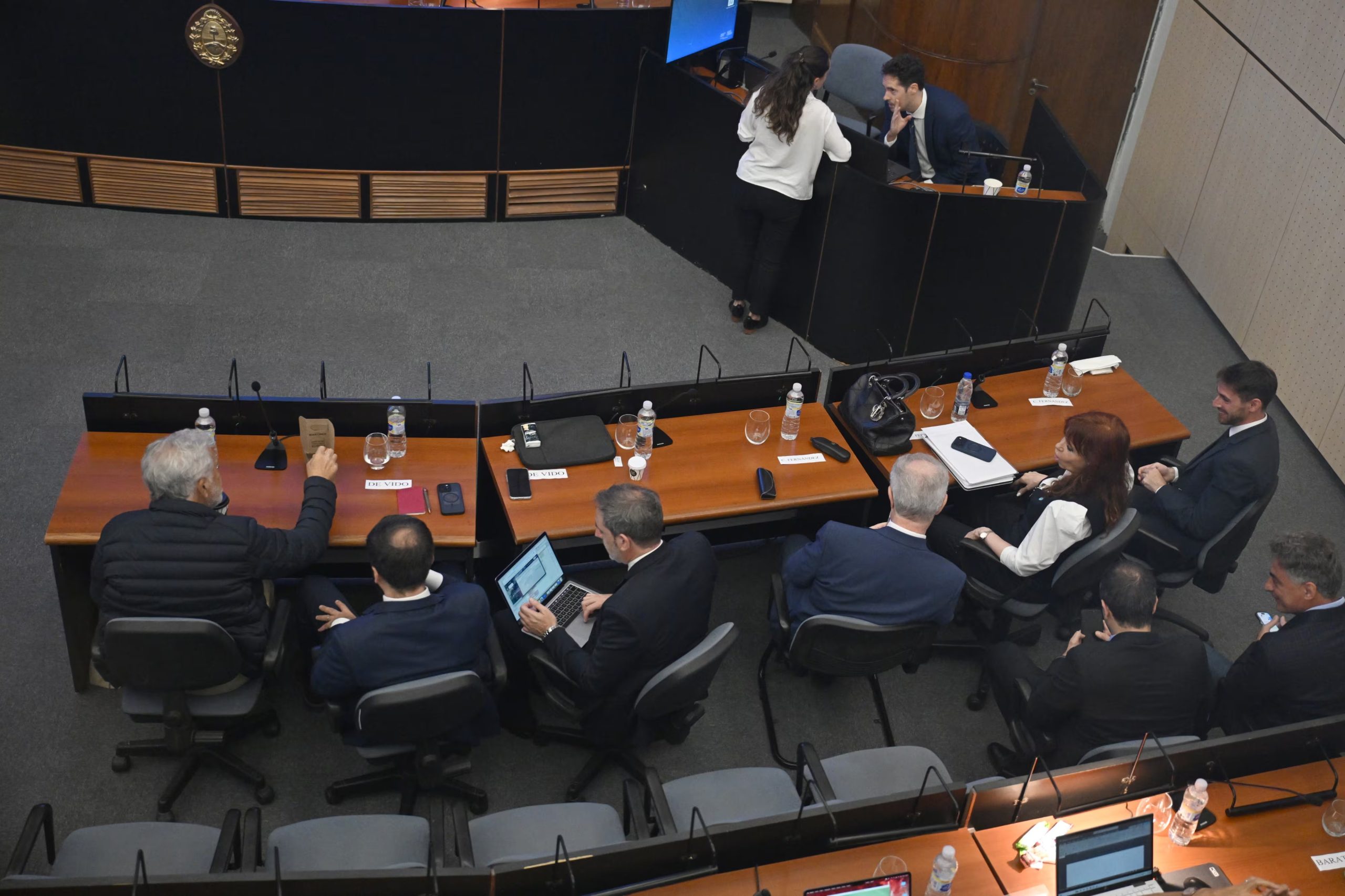 De Vido, en el extremo izquierdo, CFK, en el anteúltimo lugar de la derecha: no se saludaron