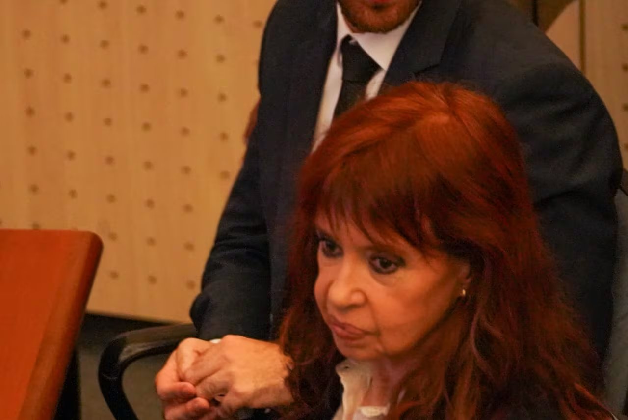 El gesto adusto de Cristina Kirchner en los tribunales de Retiro