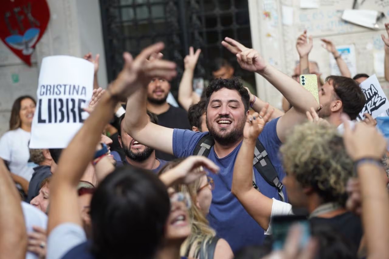 Los canticos mañaneros sacudieron la zona de Constitución en donde reside la expresidenta en la previa a declarar por la Causa Cuadernos