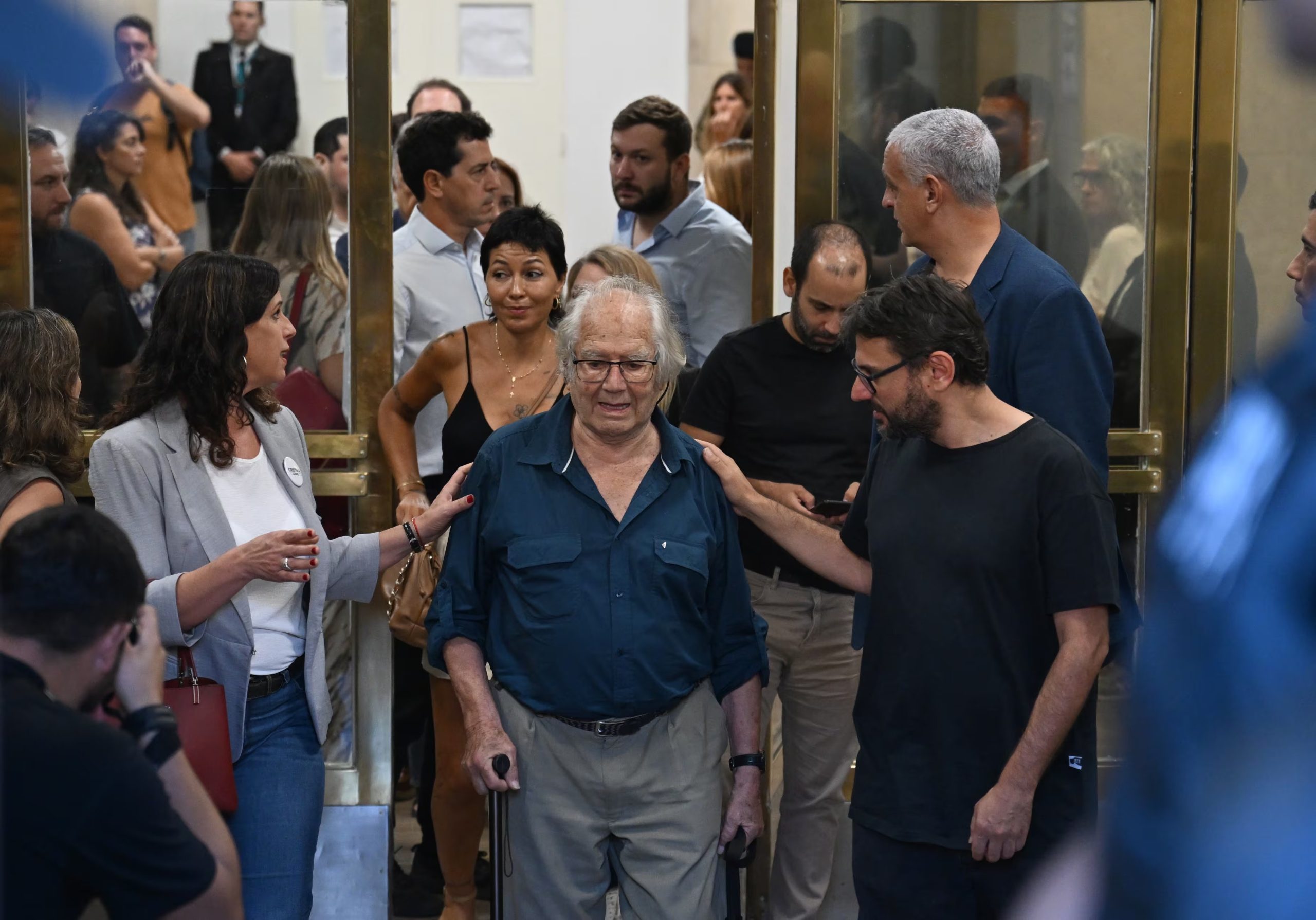 El Premio Nobel de la Paz, Adolfo Pérez Esquivel, también estuvo en la audiencia de Cristina Kirchner. A su derecha los diputados Juan Grabois, Itai Hagman y Horacio Pietragalla, de fondo la legisladora Mayra Mendoza y el senador Wado De Pedro