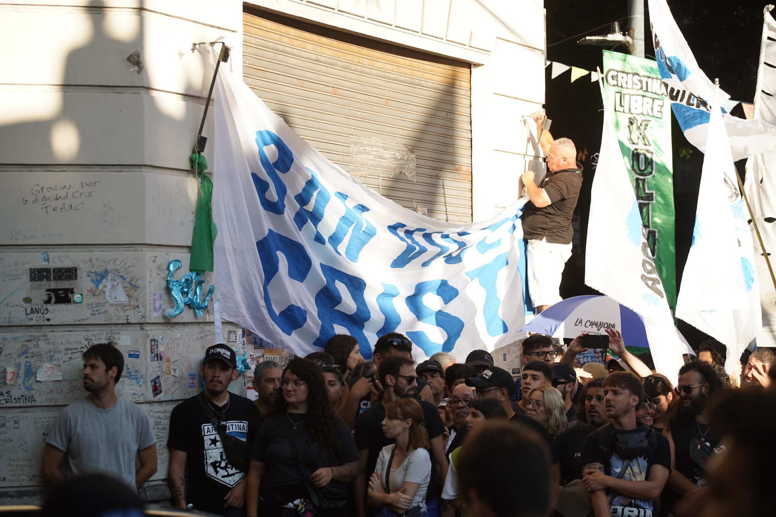 Desde temprano las pancartas, carteles y banderas mostraron el apoyo a CFK previo a su viaje a los tribunales federales de Retiro